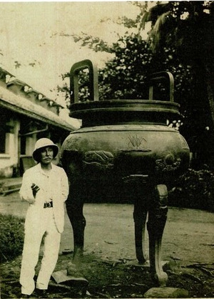 Figure 8 : Ishikawa à côté d'une reproduction de l'urne de l'Empereur Gia Long. Collection de la famille Ishikawa. 
