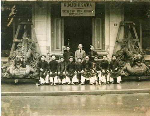 Figure 3 : Ishikawa et son atelier, circa 1927. Collection de la famille Ishikawa.