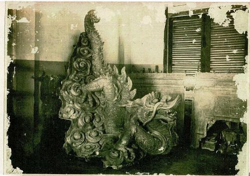 Figure 4 : Photographie du dragon destiné au monument aux morts de Saigon et agrandissement d'un détail de la photo précédente représentant ce même dragon. Collection de la famille Ishikawa.