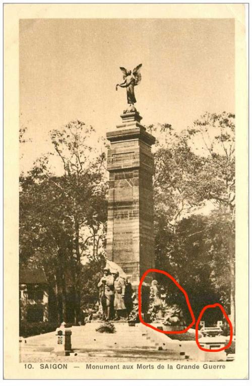 Figure 7 : Carte postale les représentant in situ sur le monument aux morts de Saigon. Collection de l'auteur.
