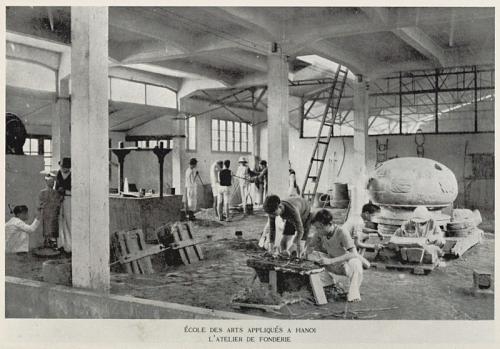 Figure 10 : Photographie de l'atelier de fonderie à l'École des arts appliqués de Hanoi publiée en 1931 — l'urne est présente à droite (renversée, sans les pieds). Gouverneur général de l'Indochine, Exposition coloniale, Tonkin scolaire. Un pays d'adaptations pédagogiques originales, Imprimerie d'Extrême-Orient, 1931, non paginé.