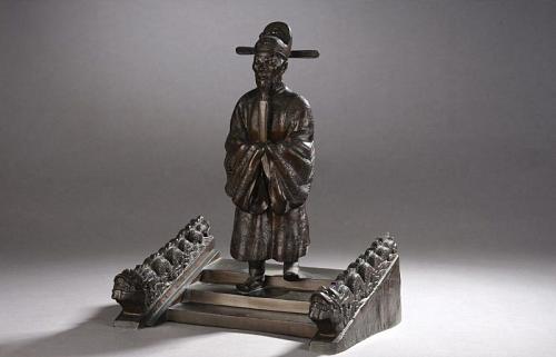Figure 12 : Sculpture en bronze à patine brune représente un noble annamite (Mandarin)