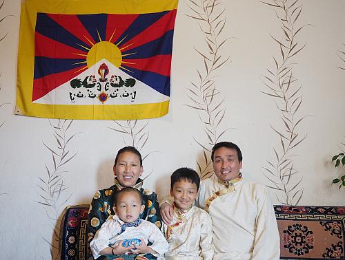 Namlha, réfugié et professeur de tibétain à Saint-Gratien, et sa famille, avec le drapeau tibétain, 2019. Crédit : DR